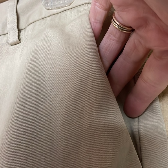 Banana Republic size 6P Martin Fit Khaki Color Mid-rise 10.5” Inseam Shorts - Picture 3 of 11